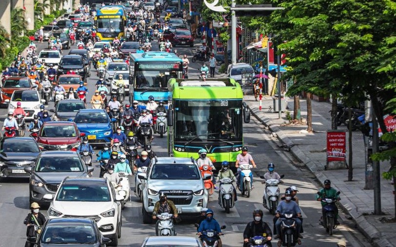 Xe buýt là lựa chọn tiện lợi và tiết kiệm để ghé thăm Lăng Chủ tịch Hồ Chí Minh